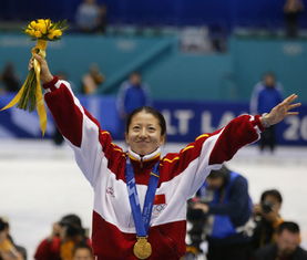 中国首枚冬奥金牌得主杨扬接力温哥华冬奥会火炬 