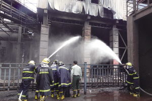 南京炼铁厂1500多度铁水外溢11人遇难1人失踪 